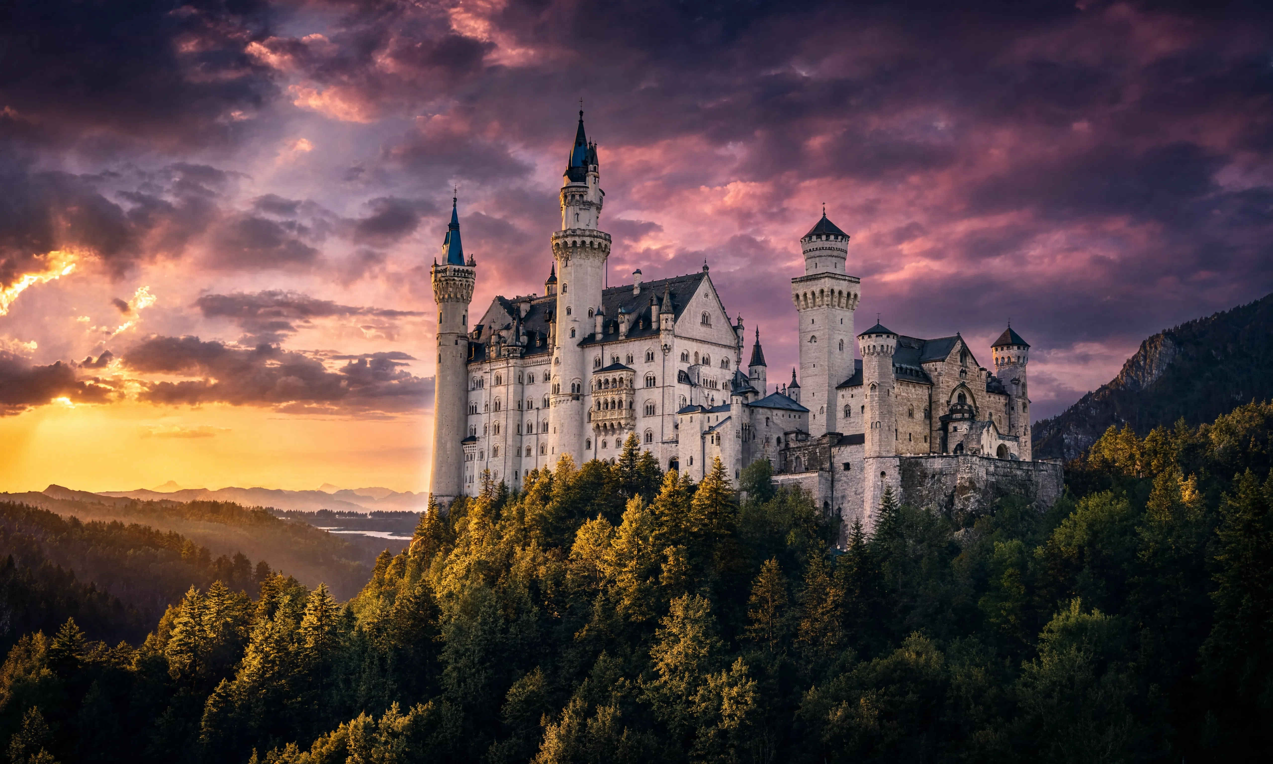 Schloss Neuschwanstein im Abendlicht zwischen Bergwäldern